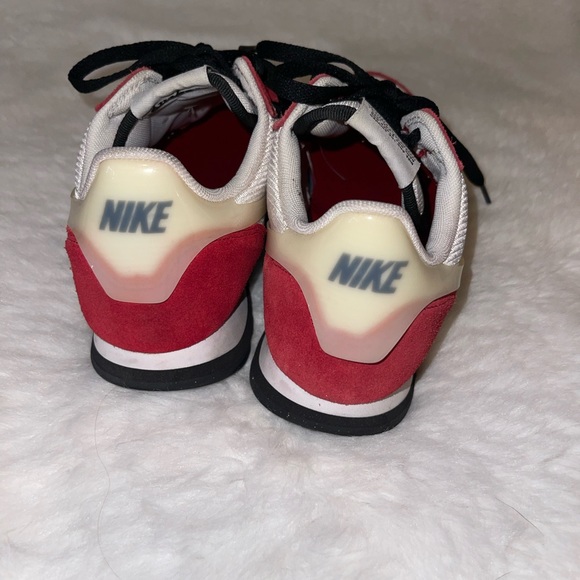 Nike shoes size 7.5, worn once, still new - Picture 4 of 5
